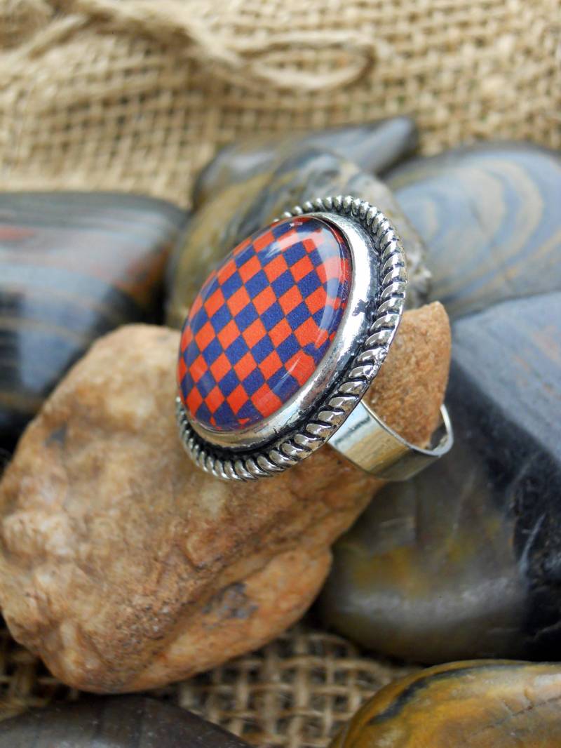 Schachbrett Glaskuppel Ring Orange & Marineblau, Verstellbare Lünette Schachbrett Glaskuppel Ring Orange & Marineblau, Verstellbare Lünette von CreativeByrdieDesign