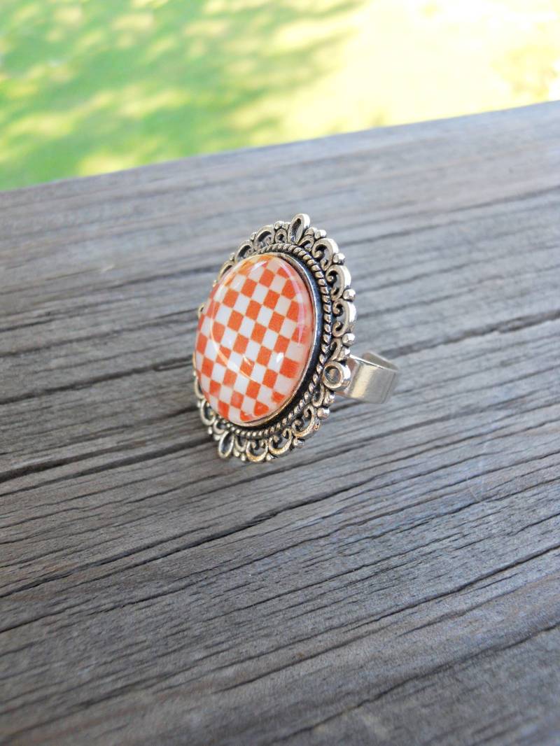 Schachbrett-Ring Orange Und Weiß Antikes Verstellbares Band Schachbrett-Ring Orange Und Weiß Antikes Verstellbares Band von CreativeByrdieDesign
