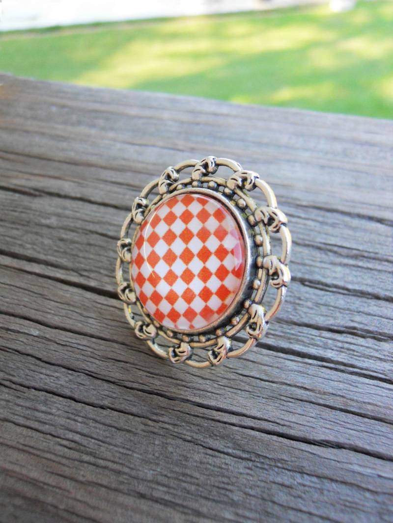 Schachbrett-Ring Orange-Weiß Verstellbare Lünette Mit Antikem Medaillon Schachbrett-Ring Orange-Weiß Verstellbare Lünette Mit Antikem Medaillon von CreativeByrdieDesign