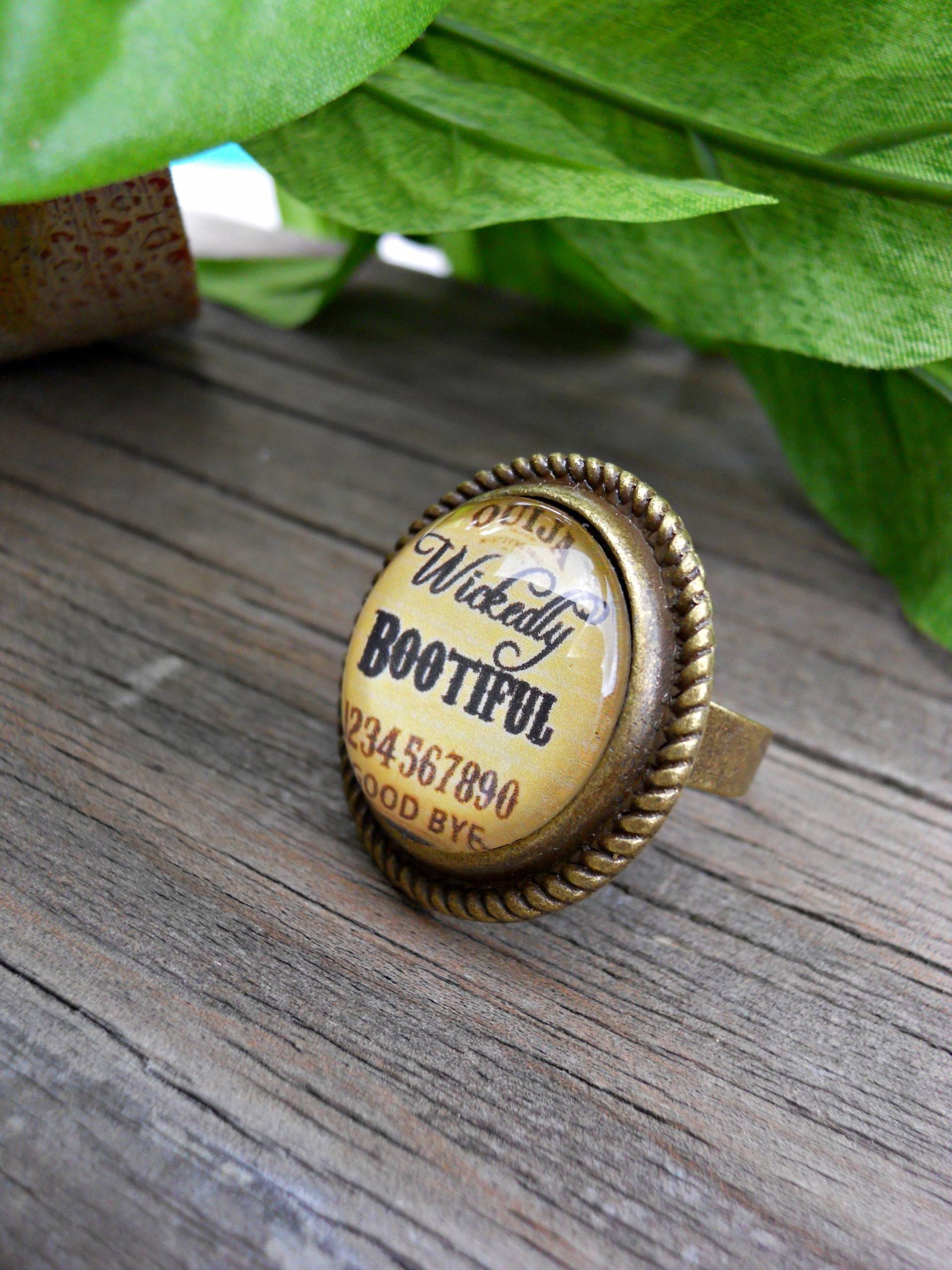 Wickedly Bootiful Halloween-Ouija-Ring, Verstellbar, Auswahl An Antikem Vintage-Lünettenstil Und Farbe, Halloween-Schmuck, Wicca-Ring, Gothic-Kostüm Wickedly Bootiful Halloween-Ouija-Ring, Verstellbar, Auswahl An Antikem Vintage-Lünettenstil Und Farbe, Halloween-Schmuck, Wicca-Ring, Gothic-Kostüm von CreativeByrdieDesign