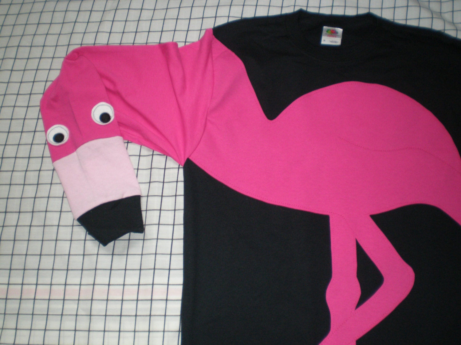Langärmeliges Schwarzes T-Shirt Mit Einem Applizierten Flamingo. Erwachsenengrößen Small-xlarge Langärmeliges Schwarzes T-Shirt Mit Einem Applizierten Flamingo. Erwachsenengrößen Small-xlarge von CreativeCallipipper