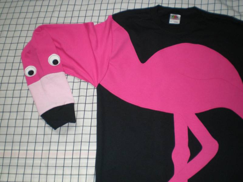 Langärmeliges Schwarzes T-Shirt Mit Einem Applizierten Flamingo. Erwachsenengrößen Small-xlarge Langärmeliges Schwarzes T-Shirt Mit Einem Applizierten Flamingo. Erwachsenengrößen Small-xlarge von CreativeCallipipper