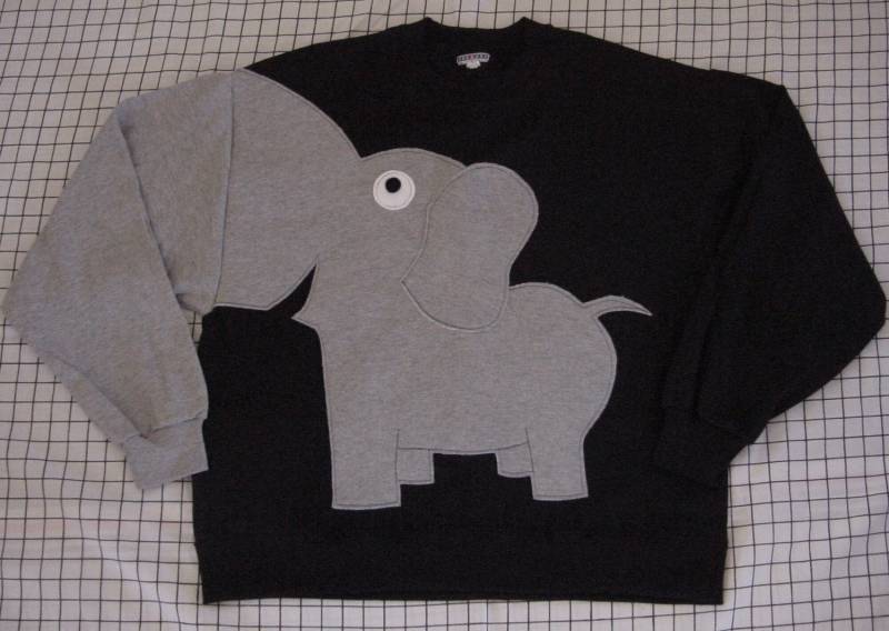 Schwarzes Sweatshirt Mit Elefantenrüsselärmel, Elefanten-Sweatshirt, Erwachsenengrößen. Elefantenpullover, Elefantenpullover Schwarzes Sweatshirt Mit Elefantenrüsselärmel, Elefanten-Sweatshirt, Erwachsenengrößen. Elefantenpullover, Elefantenpullover von CreativeCallipipper