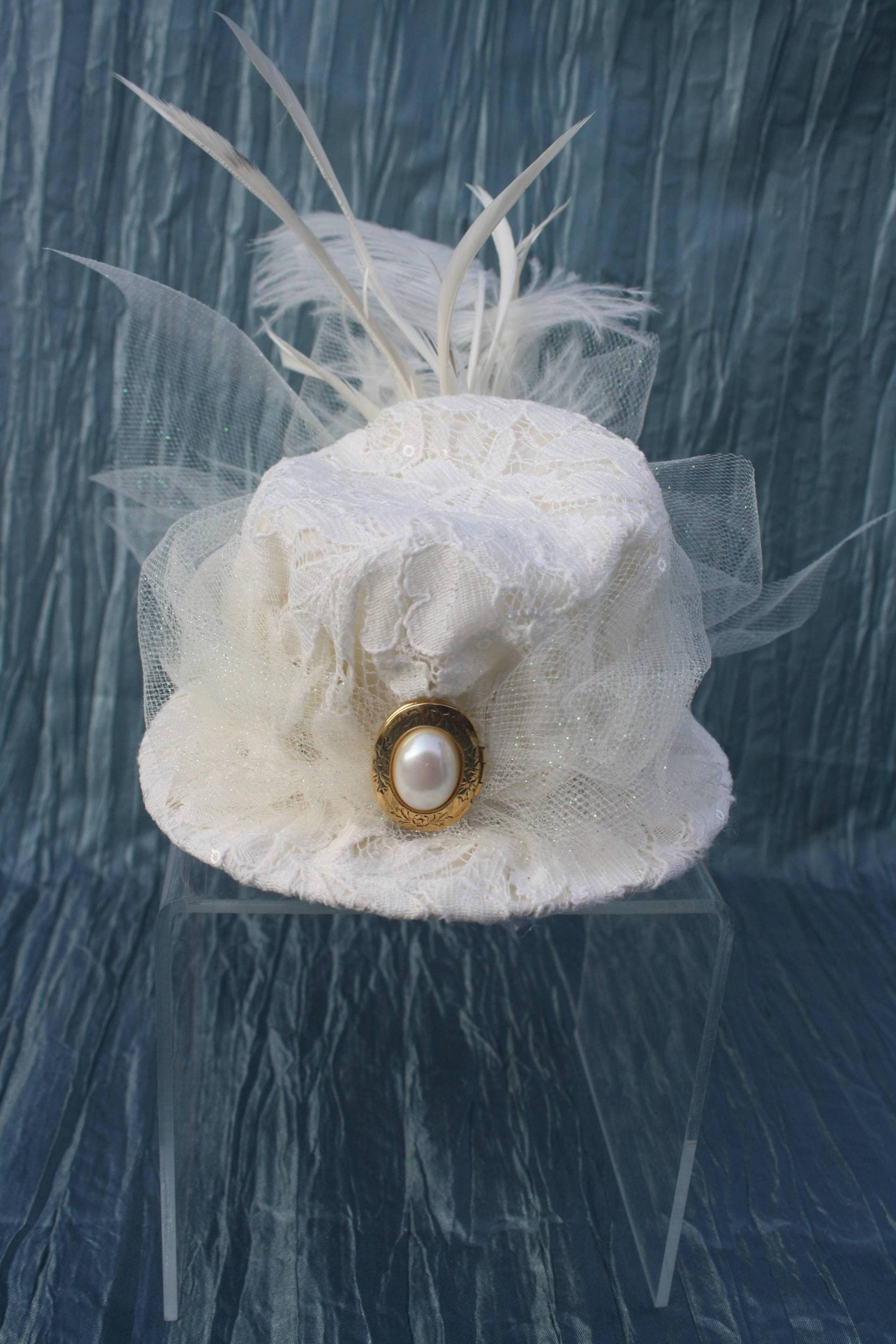 steampunk Mini Hat Hochzeit Off Weiße Spitze Gold Und Perle Medaillon steampunk Mini Hat Hochzeit Off Weiße Spitze Gold Und Perle Medaillon von CreativeCompendium