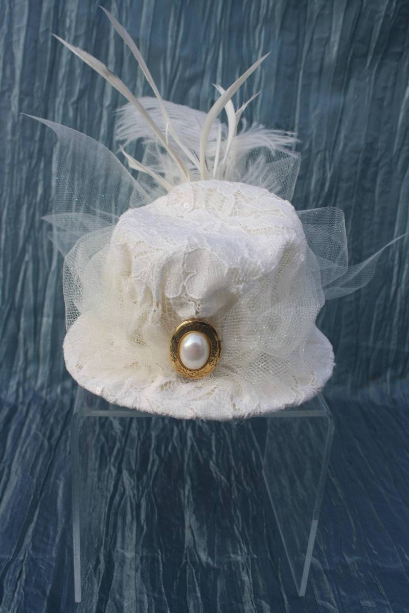 steampunk Mini Hat Hochzeit Off Weiße Spitze Gold Und Perle Medaillon steampunk Mini Hat Hochzeit Off Weiße Spitze Gold Und Perle Medaillon von CreativeCompendium