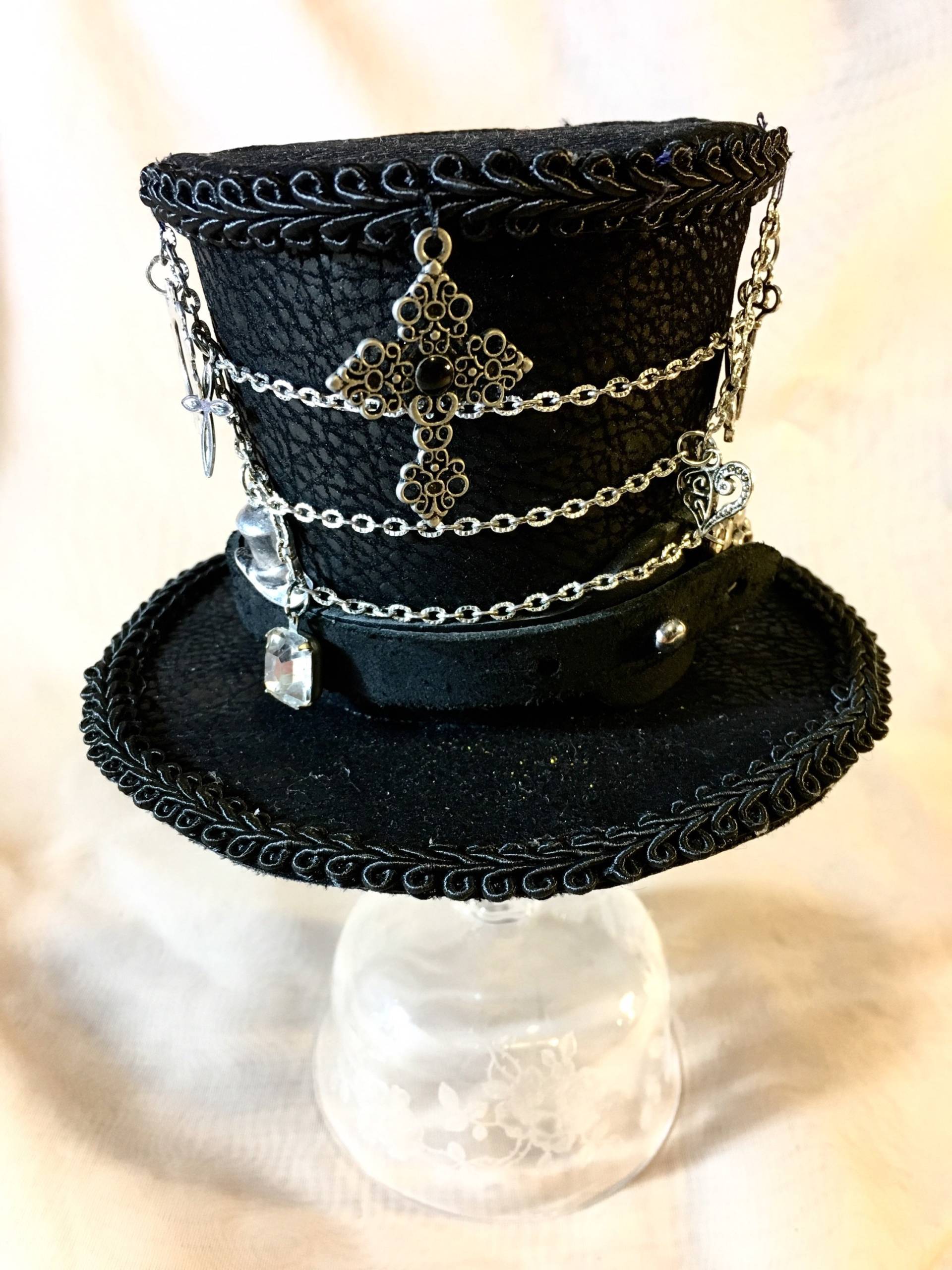 steampunk Mini Hut - Schwarz Kunstleder Zylinder Mit Silber Ketten Und Anhänger steampunk Mini Hut - Schwarz Kunstleder Zylinder Mit Silber Ketten Und Anhänger von CreativeCompendium
