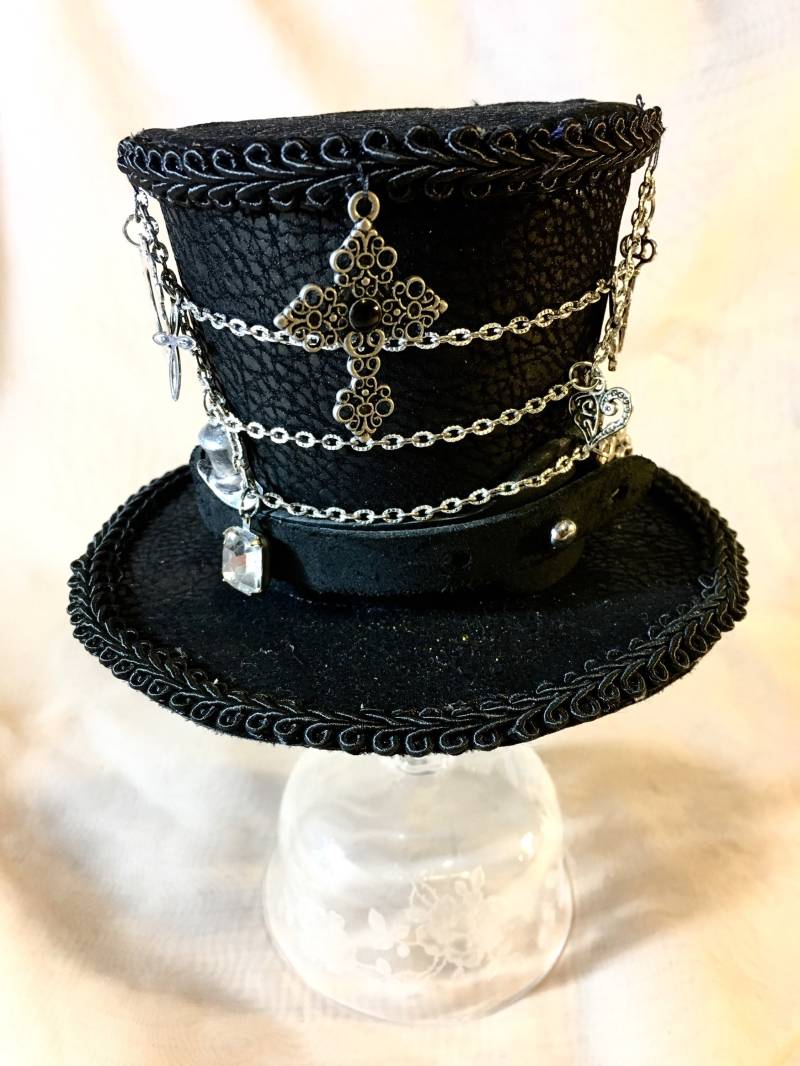 steampunk Mini Hut - Schwarz Kunstleder Zylinder Mit Silber Ketten Und Anhänger steampunk Mini Hut - Schwarz Kunstleder Zylinder Mit Silber Ketten Und Anhänger von CreativeCompendium