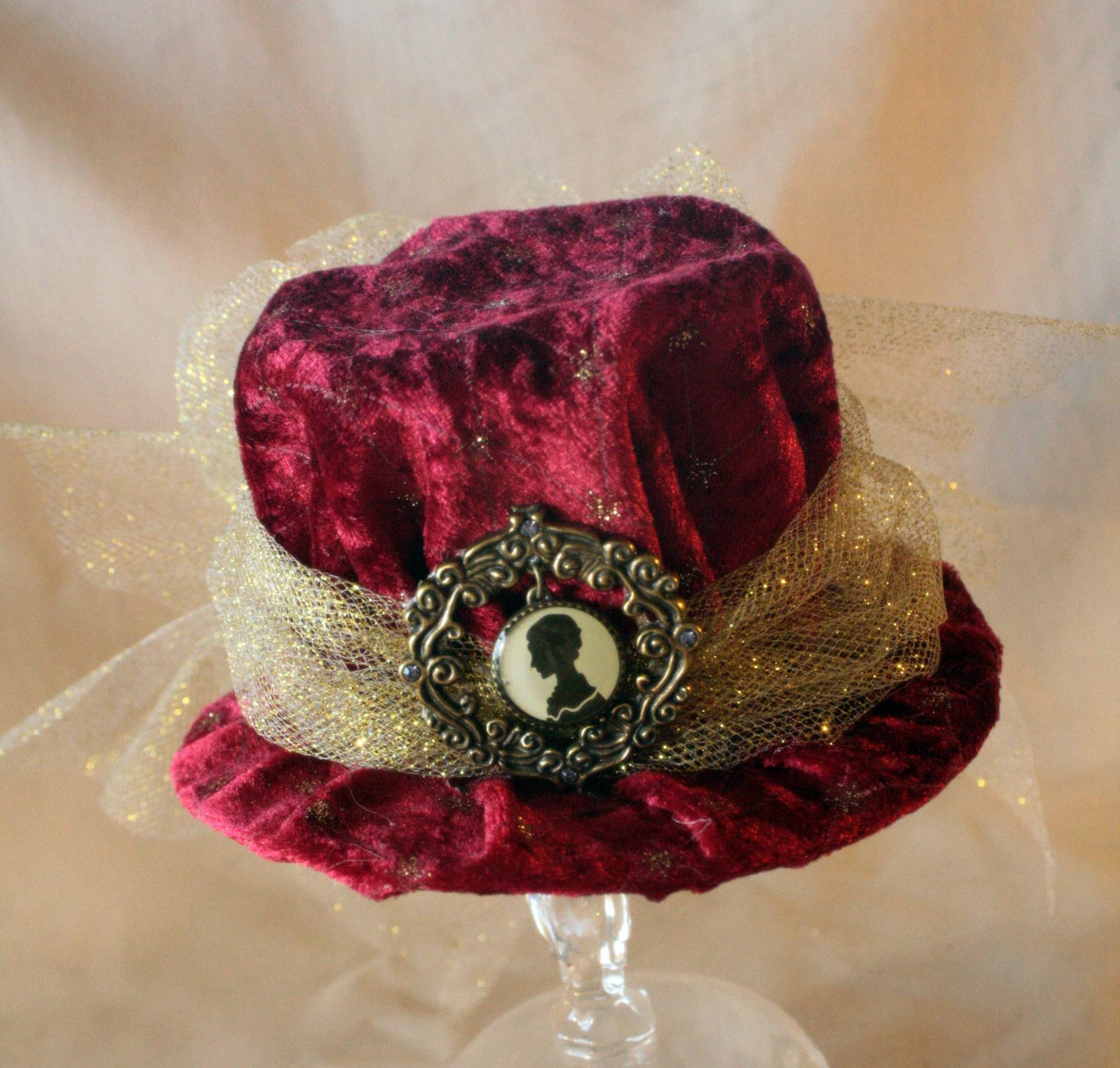 steampunk Mini Hut in Weinrot Aus Samt Mit Gold Und Einem Cameo von CreativeCompendium