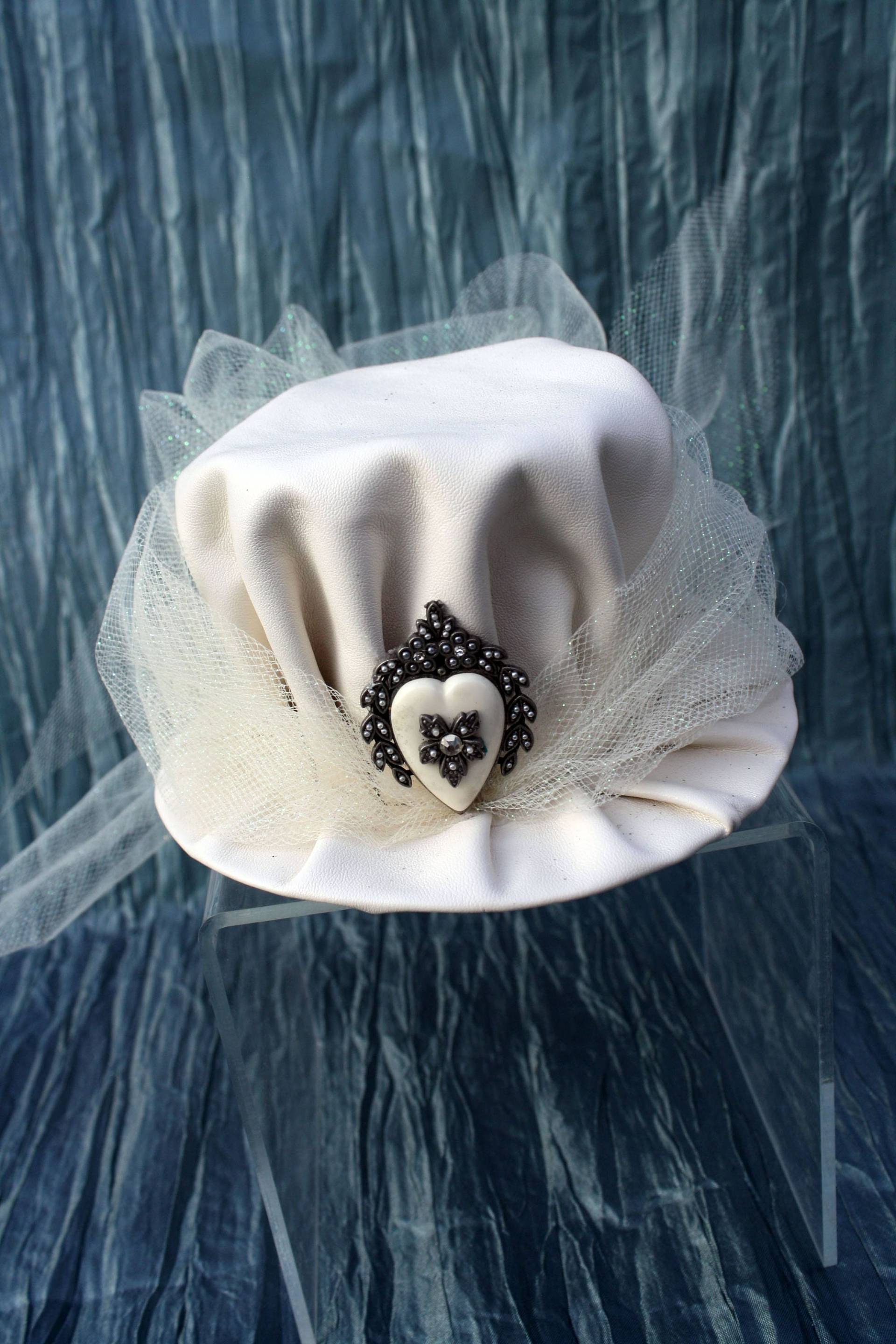 steampunk Minihut Fascinator Hochzeit Weiß Aus Leder Mit Herz steampunk Minihut Fascinator Hochzeit Weiß Aus Leder Mit Herz von CreativeCompendium