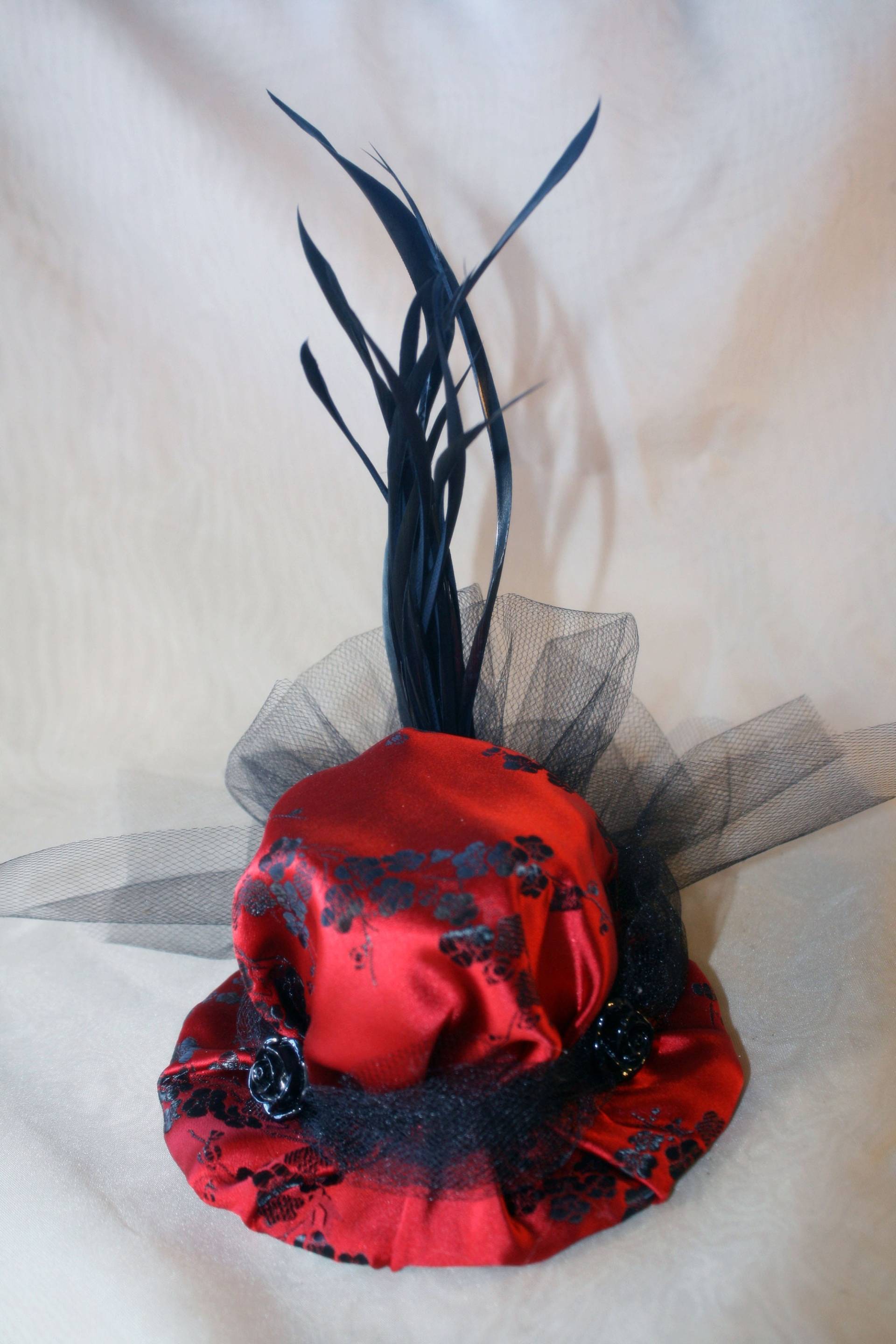 steampunk Minihut Rot-Schwarz Mit Schwarzen Rosen steampunk Minihut Rot-Schwarz Mit Schwarzen Rosen von CreativeCompendium