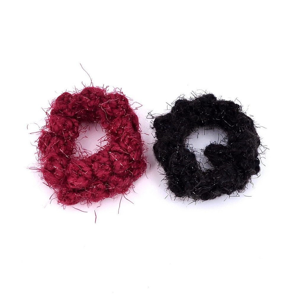 2 Glänzende Haargummis Aus Gehäkeltem Stoff in Rot Und Schwarz von CreativeCornerParis