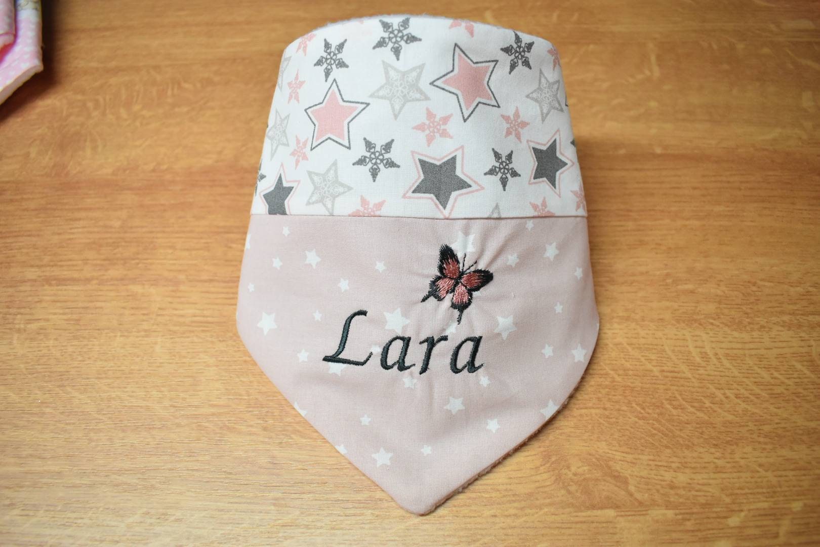 Halstuch Mit Namen Pastell Sterne Schneeflocke Kuschelfleece Baumwolle Baby 0-4 Jahre Personalisiert & Bestickt Halstuch Mit Namen Pastell Sterne Schneeflocke Kuschelfleece Baumwolle Baby 0-4 Jahre Personalisiert & Bestickt von CreativeCreatorDE