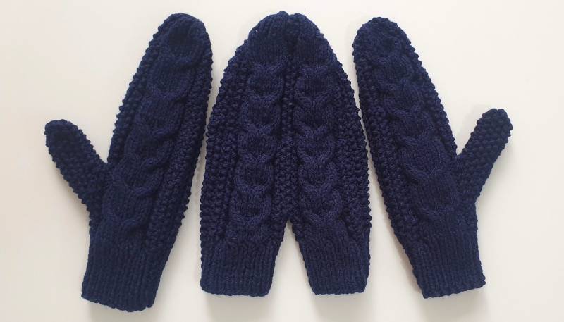 Paar Handschuhe Handgemacht Aus Wolle Gestrickt Zopfmuster in Navy Blau Mit Innenisolierung, Handhandschuhe Für Sie Und Ihn, Geschenk von CreativeCrochetsCA