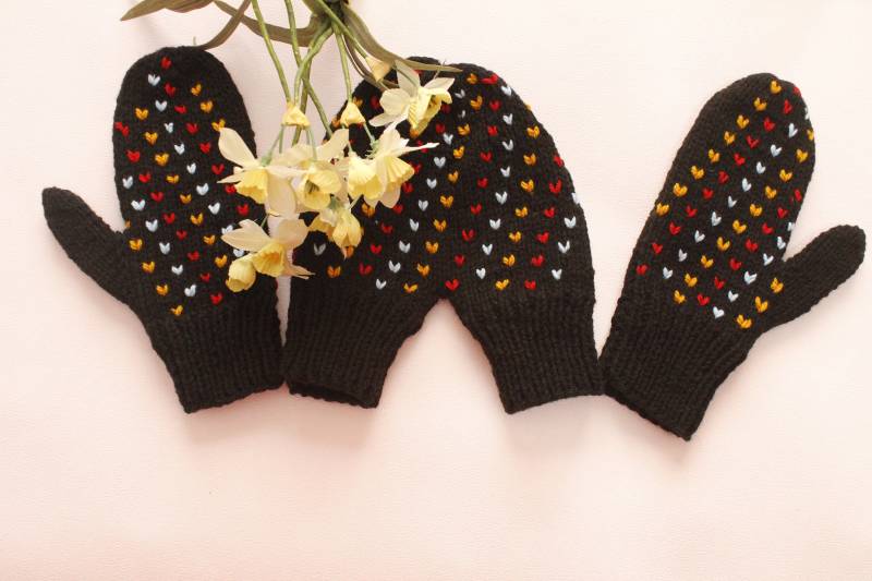 Paar Handschuhe Handgemacht in Wolle Gestrickt Kleine Herzen Muster Schwarz Handhandschuhe Für Sie Und Ihn, Geschenk Winter Hochzeit Liebhaber von CreativeCrochetsCA