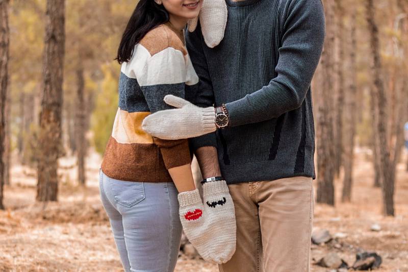 Paar Handschuhe Handmade in Wolle Gestrickt Schnurrbart Und Lippen Muster Hellgrau Mit Innere, Hand Halten Für Sie Ihn, Geschenk von CreativeCrochetsCA