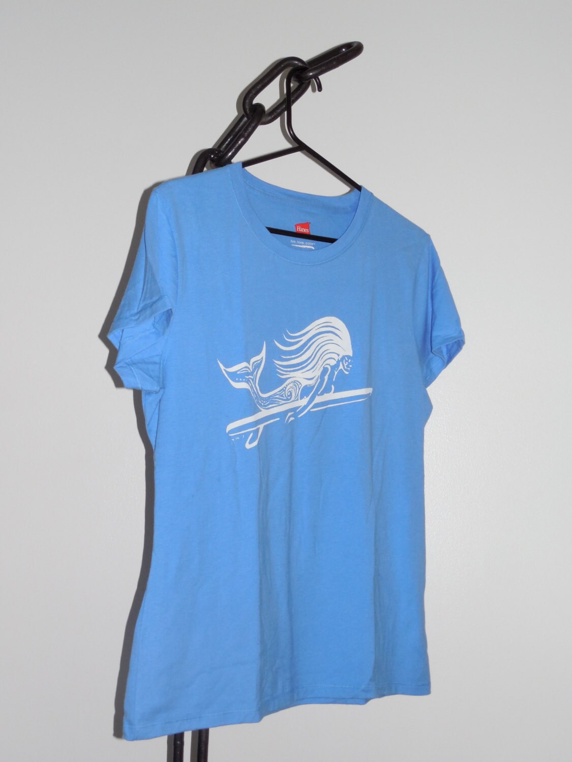 Mermaid Surfs-A-Lot T-Shirt Von Creative Cuzzin Mermaid Surfs-A-Lot T-Shirt Von Creative Cuzzin von CreativeCuzzin