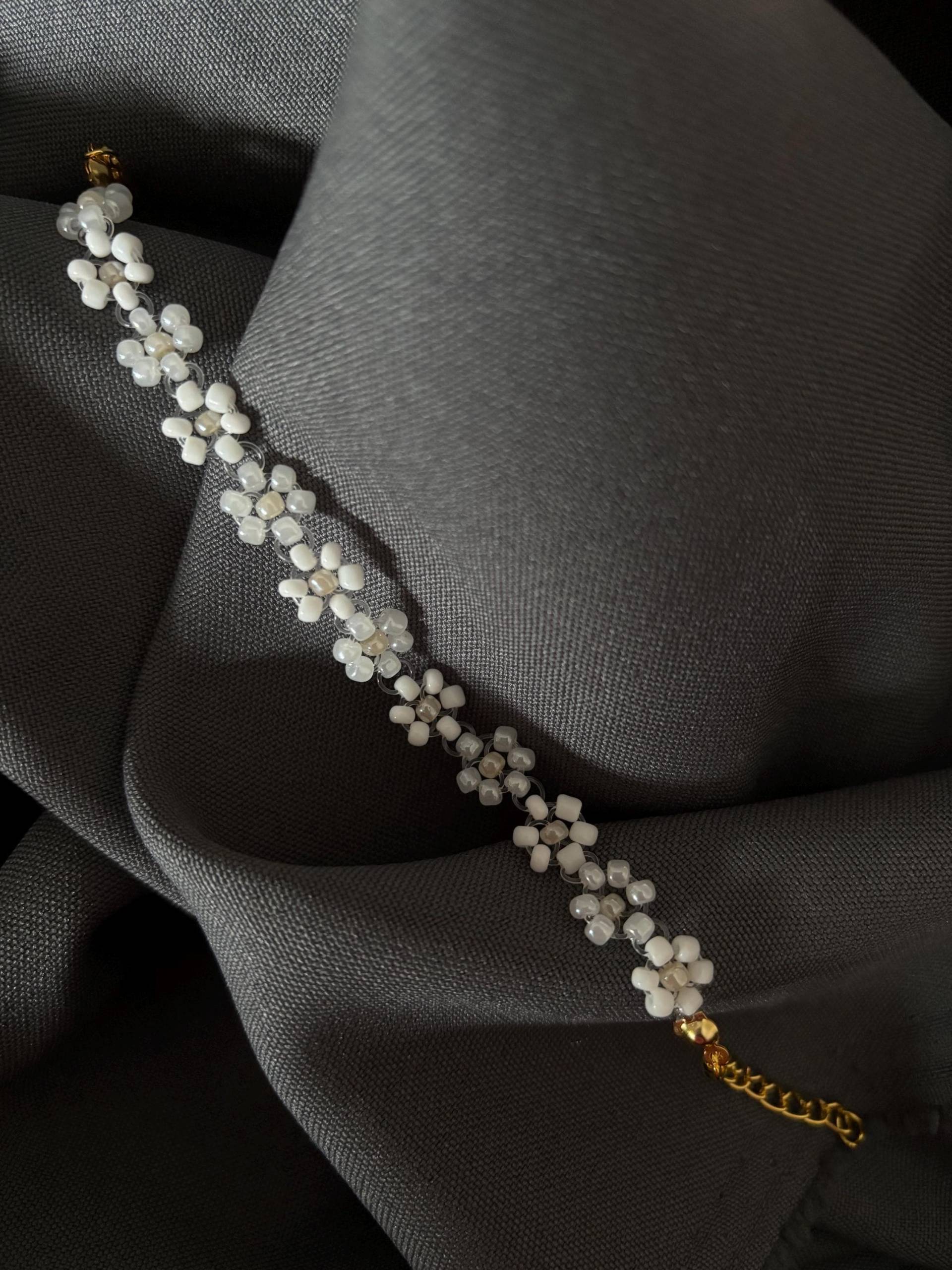 Blumen Perlenarmband in Perlweiß Blumen Perlenarmband in Perlweiß von CreativeDesignes24