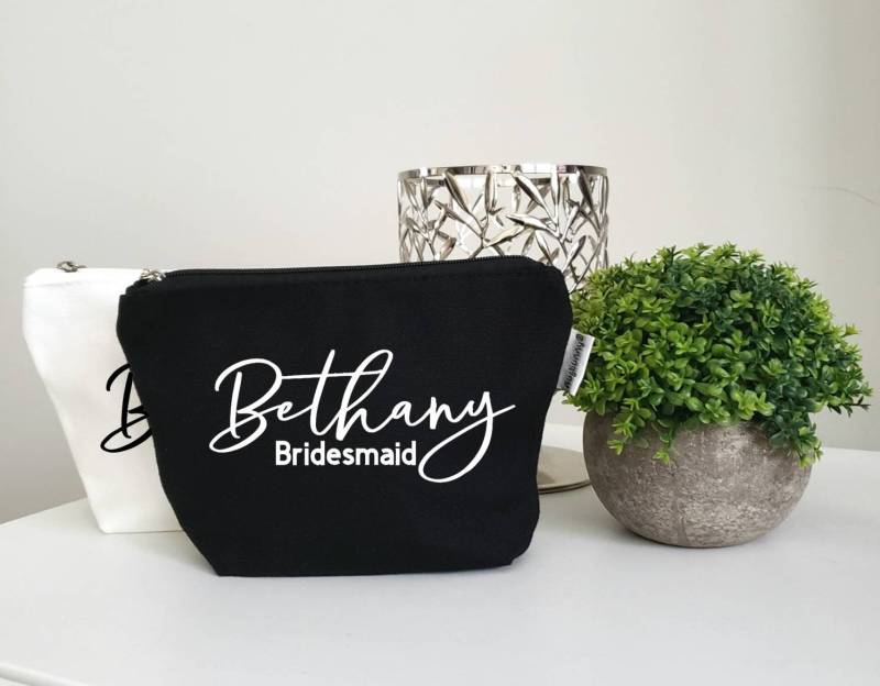 Brautjungfer Make-Up Tasche | Individuell| Kosmetik Duschbevorzugung Brautparty Geschenk Sofort Versandfertig Hochzeit von CreativeDesignsByJD