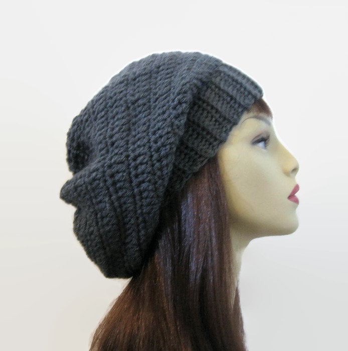 Anthrazit Gehäkelte Slouch Hat Grau Slouchy Strickmütze Beanie Charcoal Gehäkelte Damen Mütze von CreativeDesignsbyAmi