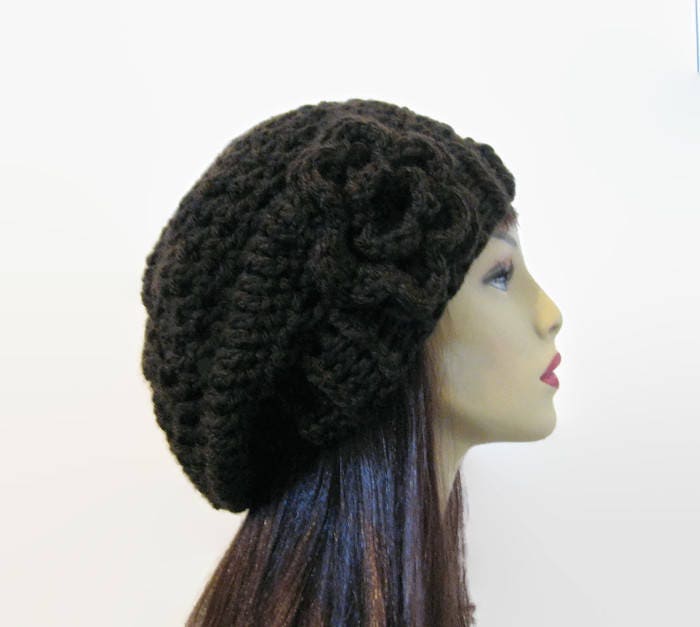 Braun Slouch Hat Mit Blume Gehäkelte Damen Hut Gehäkelte Slouchy Stricken Tam Beanie Dunkelbraun von CreativeDesignsbyAmi