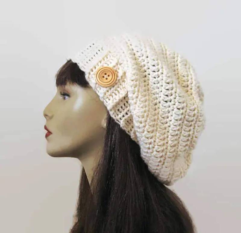 Creme Häkeln Slouch Hat Mit Knopf Slouchy Beanie Off-White Strick Beige Hut Gehäkelte Damen Tam von CreativeDesignsbyAmi