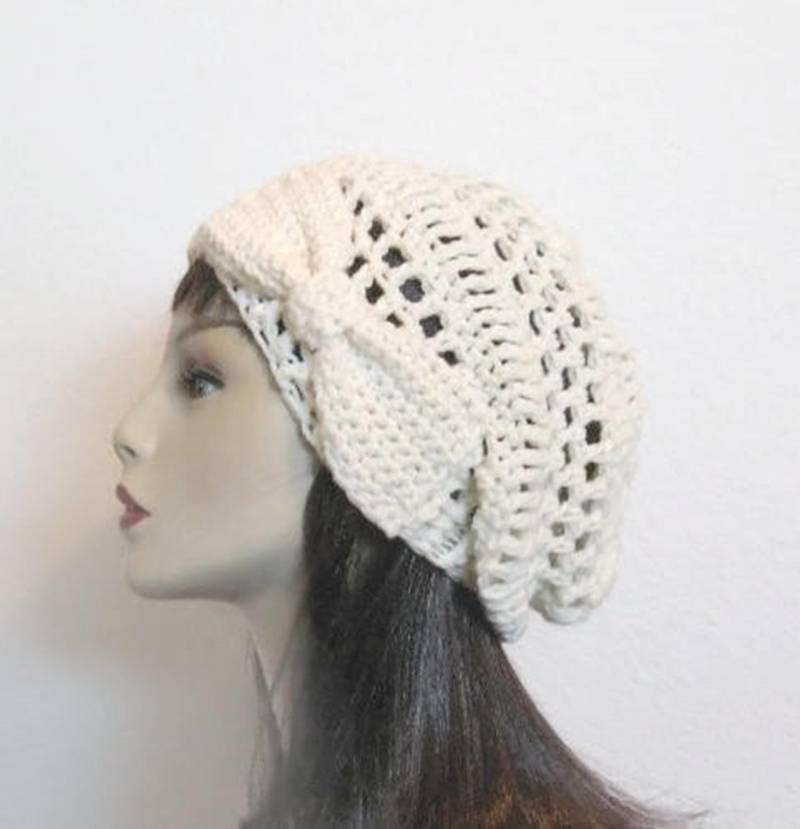 Creme Slouch Hat Mit Schleife Cremefarbene Beanie Elfenbein Off-White-Beanie Slouchy Beret Gehäkelte Damenmütze von CreativeDesignsbyAmi
