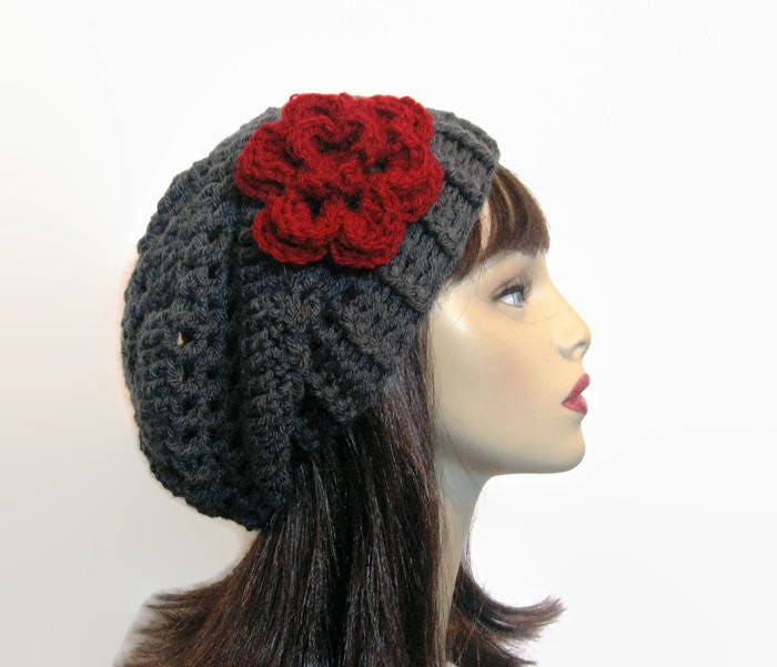 Crochet Slouchy Hat Mit Blume Anthrazit Slouch Grau Beanie Dunkelgraue Kappe Erwachsene Graue Baskenmütze Damen Hut Grau Strickmütze von CreativeDesignsbyAmi