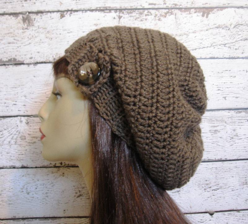 Crochet Taupe Slouchy Hat Mit Knopf Slouch Mütze Braun Tam Beanie Strickmütze Damenmütze von CreativeDesignsbyAmi