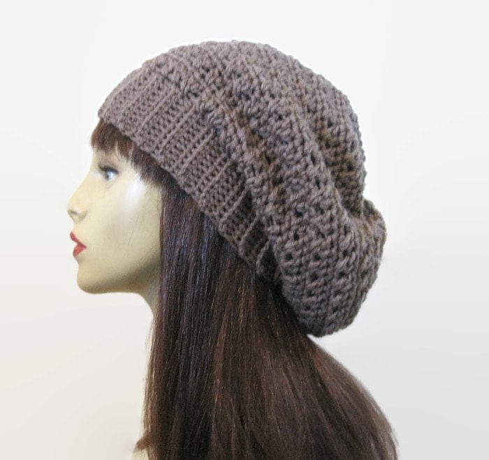 Gehäkelte Mütze Crochet Taupe Slouchy Hat Hellbrauner Hut Braun Slouch Beanie Häkelmütze Strickmütze Tam Damenmütze von CreativeDesignsbyAmi