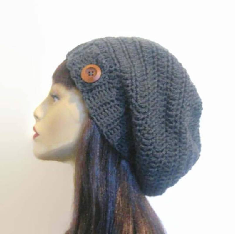 Gehäkelte Slouch Hat Mit Knopf Grau Slouchy Graue Strickmütze Beanie Charcoal Häkelmütze Damenmütze von CreativeDesignsbyAmi