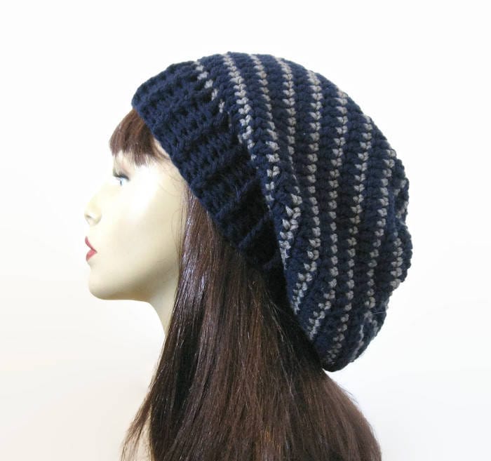 Gehäkelte Slouchy Hat Blau Strickmütze Marine-Blau Gestreifte Blaue Streifen Damenmütze Häkelmütze Beanie Knit Tam von CreativeDesignsbyAmi