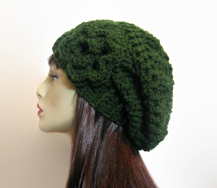 Gehäkelte Slouchy Hat Mit Blume Olivgrün Knit Beanie Dunkelgrüne Mütze Damenmütze Waldgrün Slouch Beret Grüne Tam von CreativeDesignsbyAmi