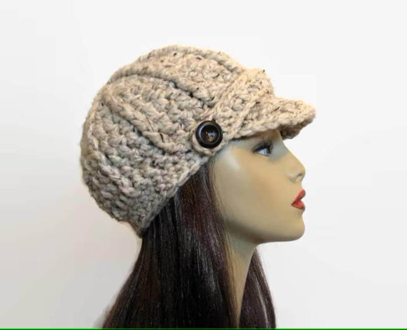 Gehäkelte Zeitungsjunge Hut Crochet Hat With Visor Erwachsene Oatmeal Strickmütze Beige Mütze Creme Mit Tweed von CreativeDesignsbyAmi
