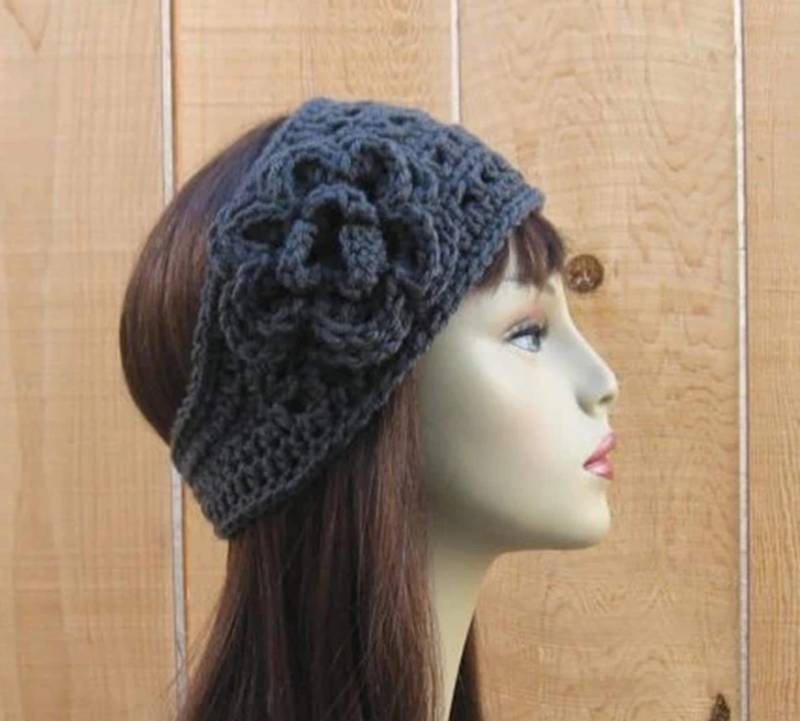 Gehäkeltes Stirnband Dunkelgrau Ohrwärmer Mit Blume Grau Strick Graues Häkeln Gehäkeltes von CreativeDesignsbyAmi