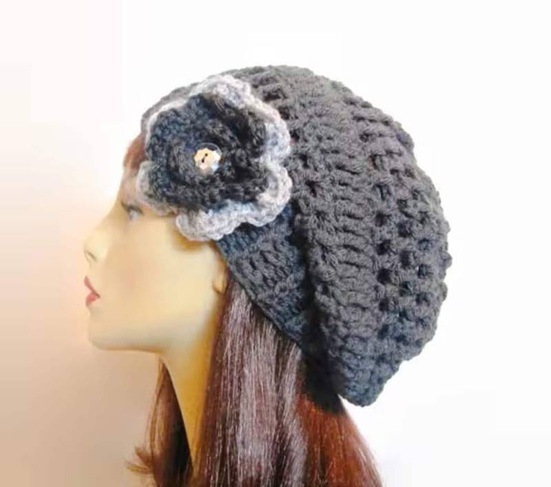 Grau Slouch Häkelmütze Mit Blumen-Charcoal Hat Slouchy Strickmütze Dunkelgraue Kappe Erwachsene Beret Womens Hut Häkeln von CreativeDesignsbyAmi