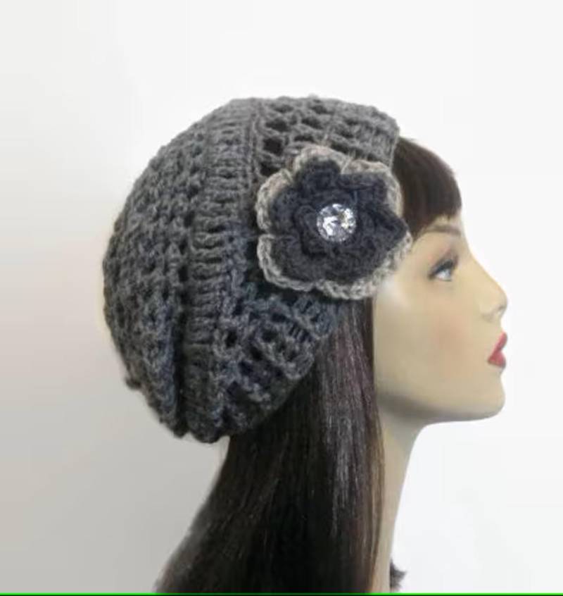 Graue Häkelmütze Slouchy Blume Damenmütze Grau Slouch Beret Charcoal Beanie Tweed Tam Graue Mütze von CreativeDesignsbyAmi