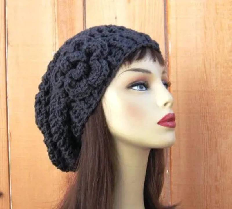 Graue Häkeln Slouch Hut Dunkelgrau Strickmütze Mit Blume Grau Cap Charcoal Tam Damen Häkelhut Dunkelgraue Baskenmütze von CreativeDesignsbyAmi