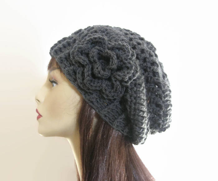 Grauer Häkelnder Slouch-Hut Mit Blumen-Charcoal-Hut Graue Slouch-Beanie Dunkelgraue Kappe Erwachsene Gestrickte Baskenmütze Slouchy-Frauen-Hut von CreativeDesignsbyAmi