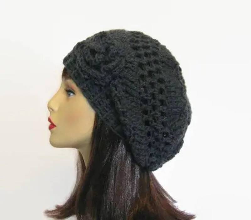 Grauer Slouch-Hut Mit Blumen Charcoal Slouch Hat Grau Slouchy Beanie Graue Strickmütze Erwachsene Kappe Baskenmütze Damen Hut Gehäkelte Graue von CreativeDesignsbyAmi