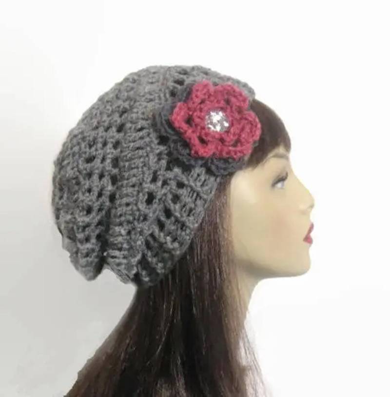 Grauer Slouch-Hut Mit Blumen Strickhut Graue Tweed-Mütze Häkelmütze Damenmütze Slouch Beret Charcoal Mütze Tweed Tam von CreativeDesignsbyAmi