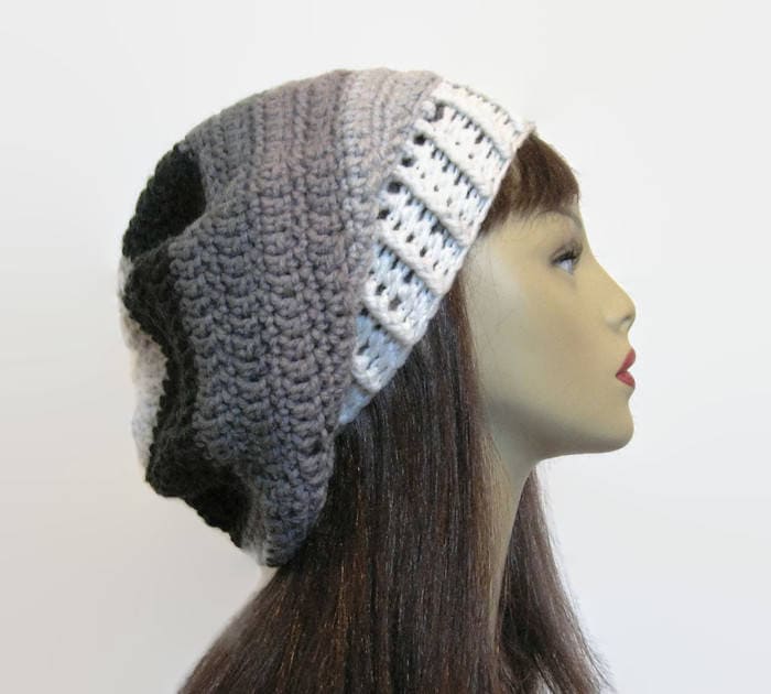Grauer Slouchy Hut Häkeln Slouch Charcoal Beanie Dunkelgrau Gestreift Dunkelgraue Baskenmütze Häkelarbeit Damen Strickmütze von CreativeDesignsbyAmi
