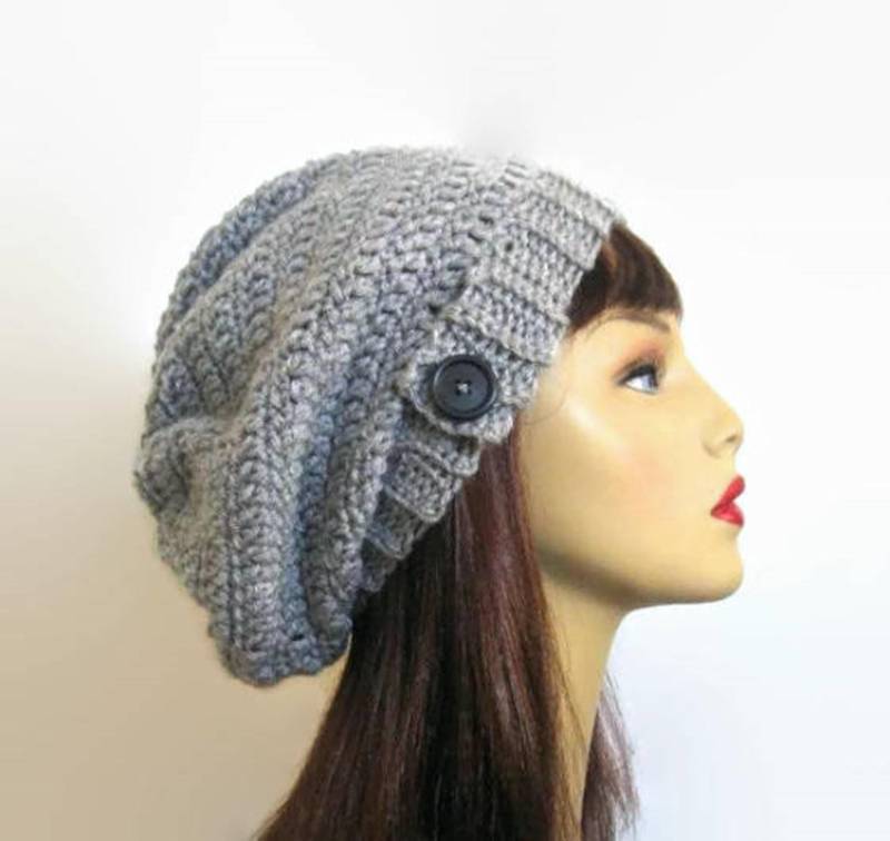 Hellgrauer Slouchy Hut Mit Knopf Grau Strickmütze Silber Gehäkelte Damenmütze Tam Beanie Grau Oversize Beanie von CreativeDesignsbyAmi