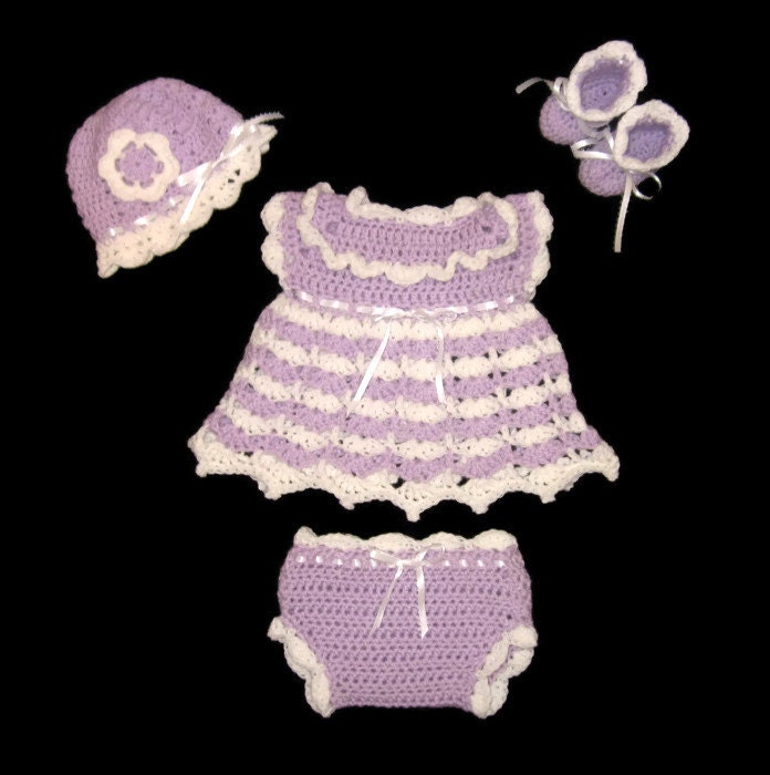 Lila Baby Häkelkleid Set Neugeborenen Mädchen Erstausstattung Frühchen Babykleid Lavendel Babymädchen Strickkleid Outfit von CreativeDesignsbyAmi