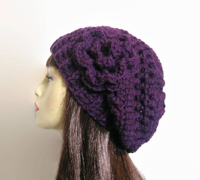 Lila Crochet Slouchy Hat Mit Blume Häkelmütze Slouch Cap Knit Beret Hut Gehäkelte Beanie von CreativeDesignsbyAmi