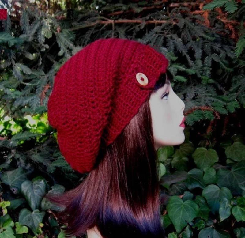 Maroon Slouch Hat Mit Knopf Rote Beanie Häkelmütze Cranberry Damenmütze Dunkelrot Knit Tam Gehäkelte Slouchy Cap von CreativeDesignsbyAmi