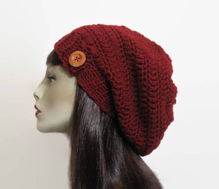Maroon Slouchy Hat Rote Beanie Häkeln Hut Mit Knopf Damen Erwachsene Slouchy Dunkelrot Gestrickte von CreativeDesignsbyAmi