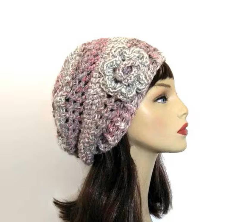 Rosa Grau Slouchy Hat Mit Blume Tweed Slouch Mütze Crochet Multicolor Beanie Und Häkeln Damen Hut von CreativeDesignsbyAmi