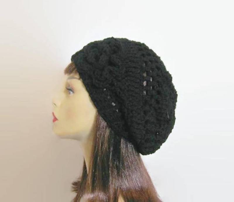 Schwarzer Häkelhut Mit Blume Damenhut, Gehäkelte Mütze Schwarze Slouch-Mütze Strick-Slouch-Hut Baskenmütze von CreativeDesignsbyAmi