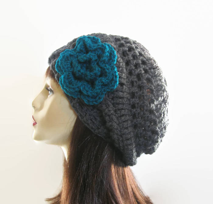 Slouchy Beanie Häkelmütze Grau Mit Blume Charcoal Slouch Hat Knit Damenmütze Beret von CreativeDesignsbyAmi