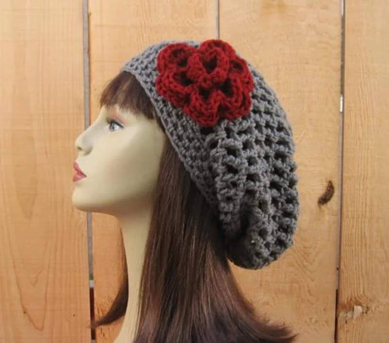 Slouchy Beanie Mit Blume Häkeln Grau Hut Slouch Hat Gehäkelte Damen Baskenmütze Slouchy Grau Knit Tam von CreativeDesignsbyAmi